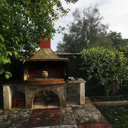 Greek House: Bbq & Garden Haven