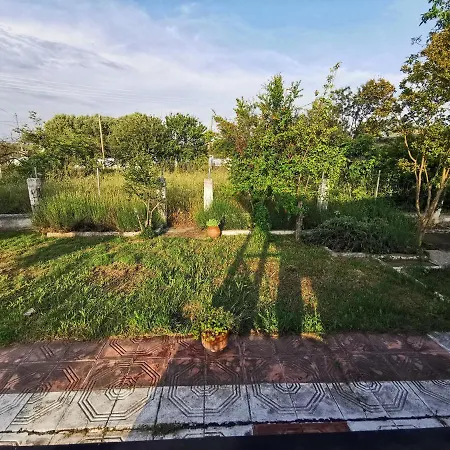 Greek House: Bbq & Garden Haven Nea Kallikrateia