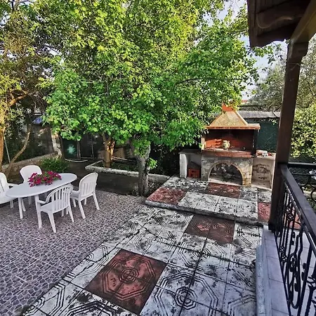 Greek House: Bbq & Garden Haven