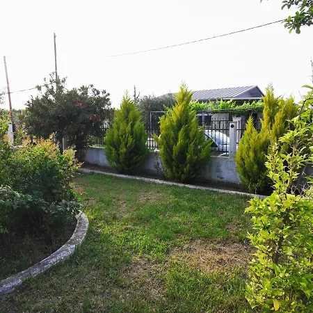 Greek House: Bbq & Garden Haven *