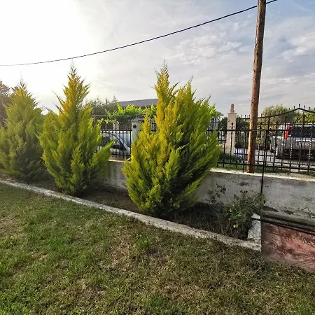 Greek House: Bbq & Garden Haven * Nea Kallikrateia