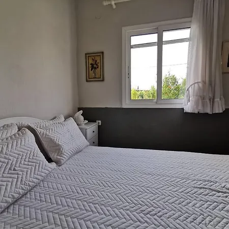 Greek House: Bbq & Garden Haven Nea Kallikrateia
