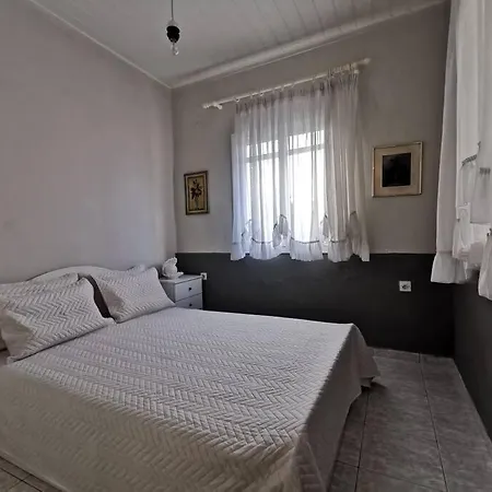 Greek House: Bbq & Garden Haven Nea Kallikrateia