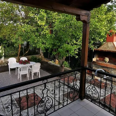 Greek House: Bbq & Garden Haven