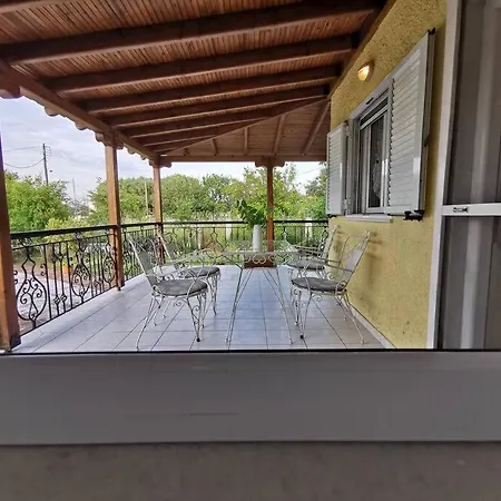 Greek House: Bbq & Garden Haven Ferienhaus