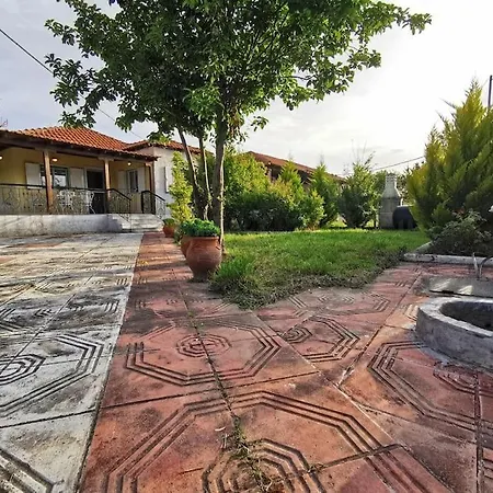 Ferienhaus Greek House: Bbq & Garden Haven *